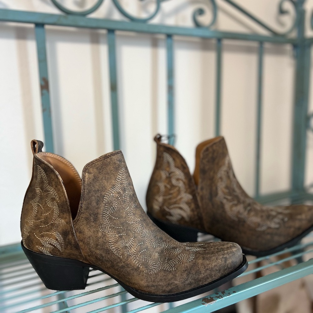 Western Chic! Bronze Brown Ankle Cowboy Boots Stitched Tan Fall Trend - Picture 15 of 15